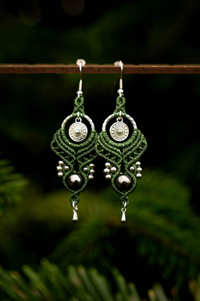 Boucles d'oreilles en micro-macramé couleur vert sapin avec pierre Hematite
