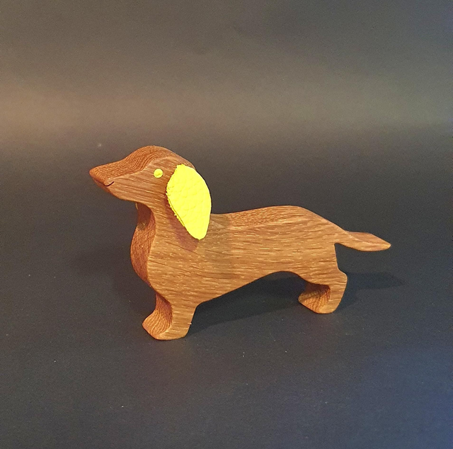 Teckel décoratif en bois et cuir jaune 