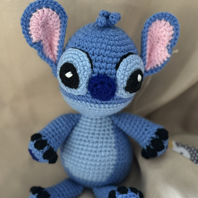 (927) Stitch en laine 25cm debout 