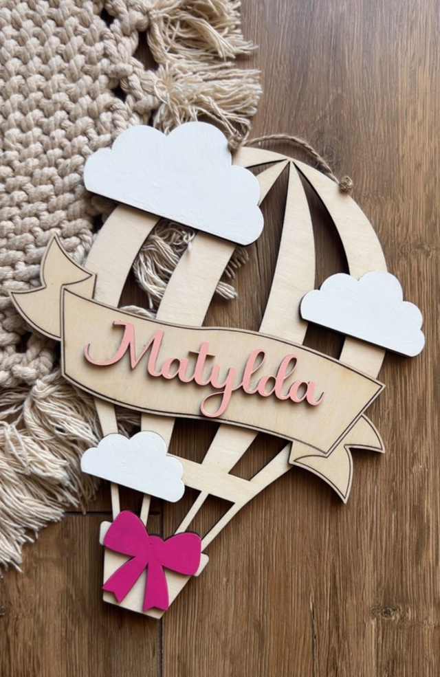 Personalizowana drewniana dekoracja z imieniem – balon z chmurkami