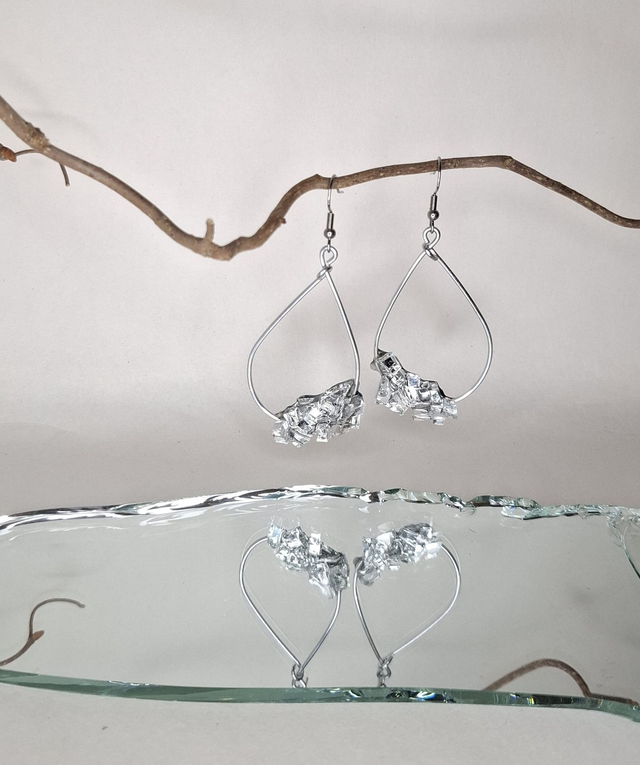 Pitelemätön - Sirpaleista koottu, korvakoru roikkuva