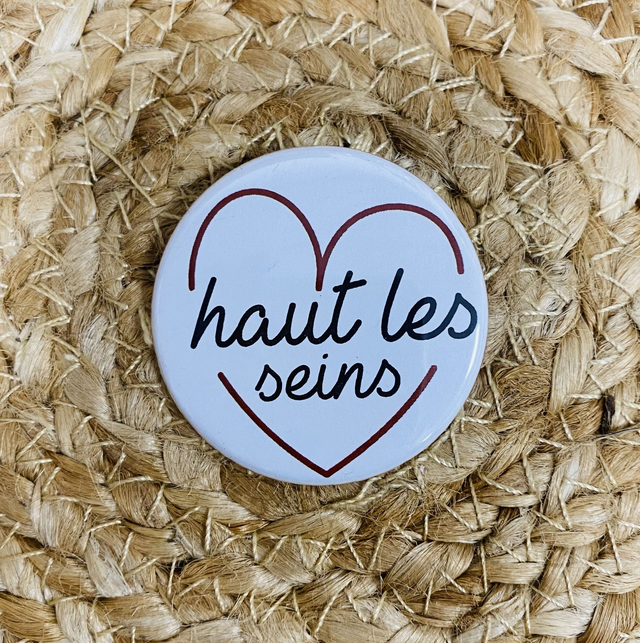 Badge Haut les seins