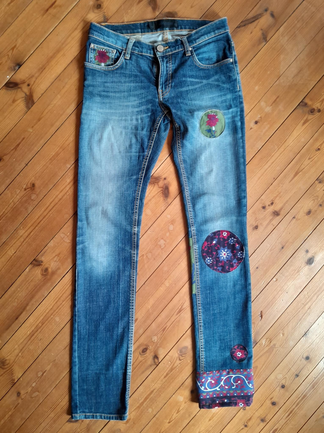 Jean customisé patchs ronds et bandes