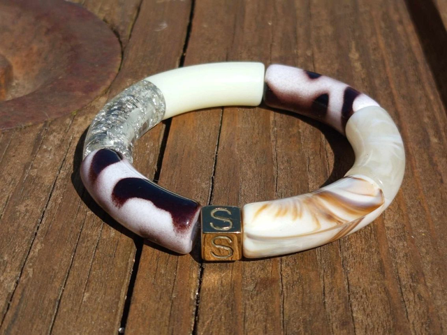 Bracelet jonc perles tubes acrylique léopard Indrani Saphed baagh N°3