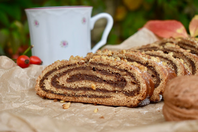Sakrajda - perníkový závin s povidly a ořechy