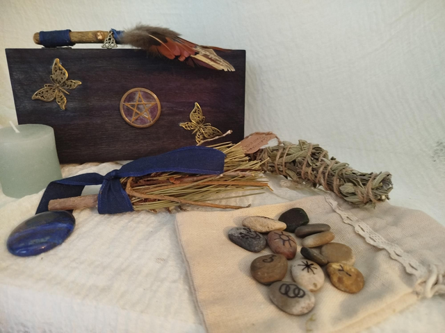 Autel nomade avec runes de sorcière lapis lazuli papillon