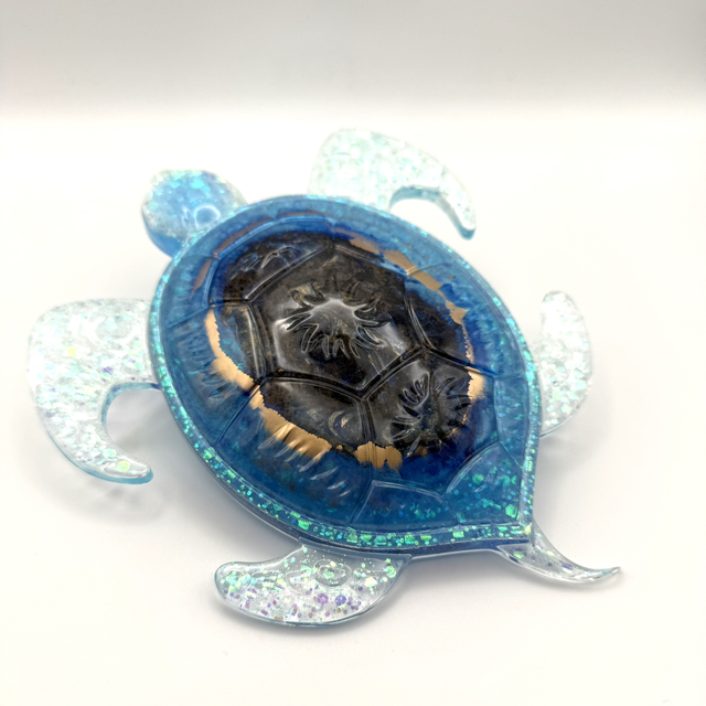 Tortue nuances de translucide, bleus, noir, doré et paillettes holographiques 