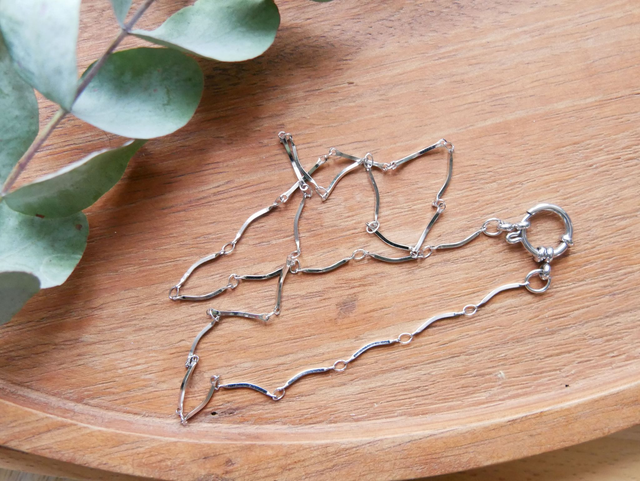 Chaine argentée mailles fines courbes