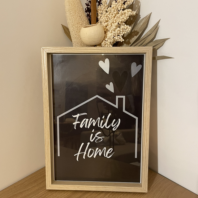Affiche avec cadre “family is home” 
