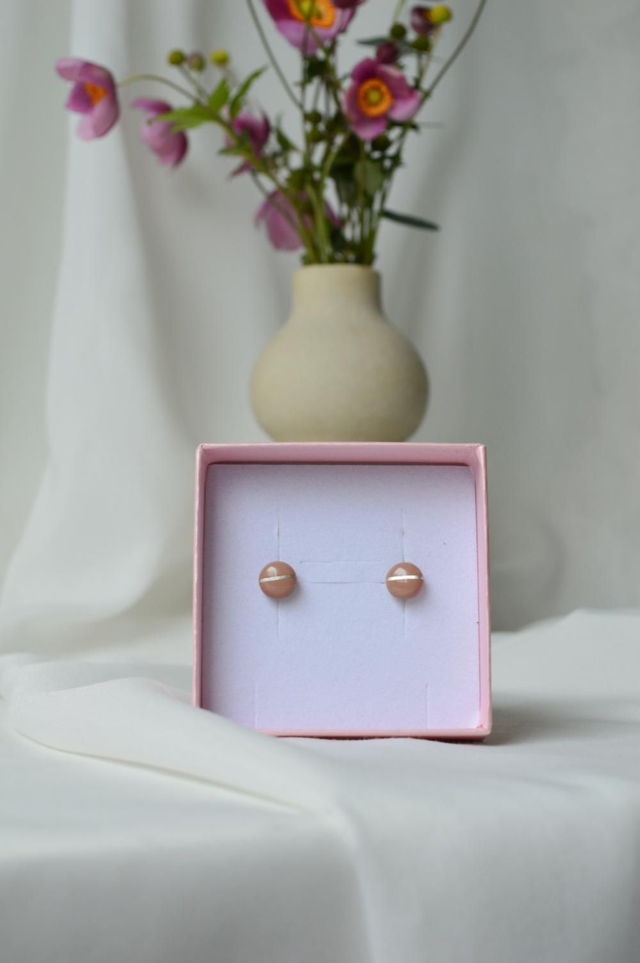 Mali okrogli uhani s srebrno črto