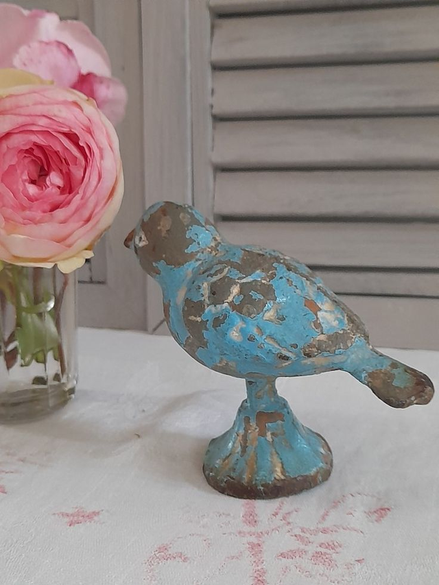 Oiseau bleu ancien en fonte