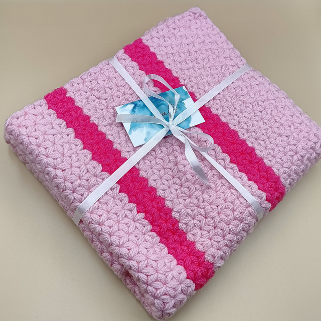 Couverture bébé fait main au crochet - Deux tons de rose - Taille 57 cm x 76 cm - Accessoire doux et élégant