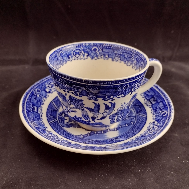 Washington | Kop (diameter 9 | hoogte 6,5 cm) en schotel (diameter 14,5 | hoogte 2,5 cm) &#039;Old Willows&#039; motief in blauw | Vintage