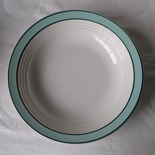 Plat rond creux liseré vert