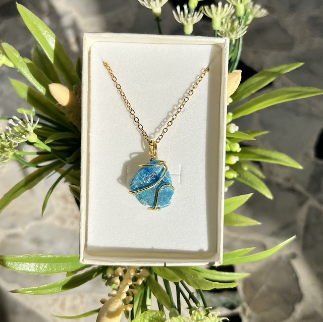 COLLANA CON PENDENTE : apatite blu grezza  prov:Madagascar 🇲🇬 , acciaio inox