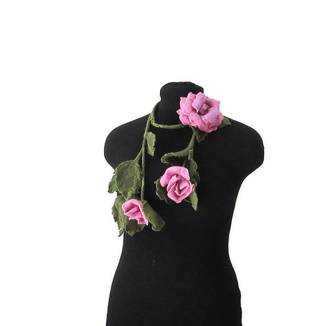 Collana infeltrita lana merino rosa rosa lilla spilla feltro Collana fatto a mano regali unici