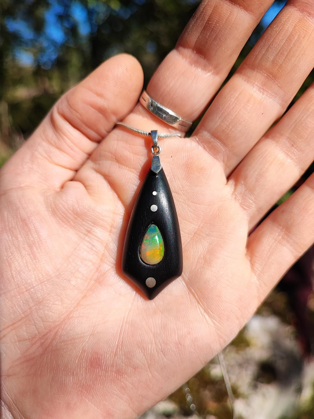 Pendentif en Bois d'Ébène du Gabon, Opale Welo et Argent
