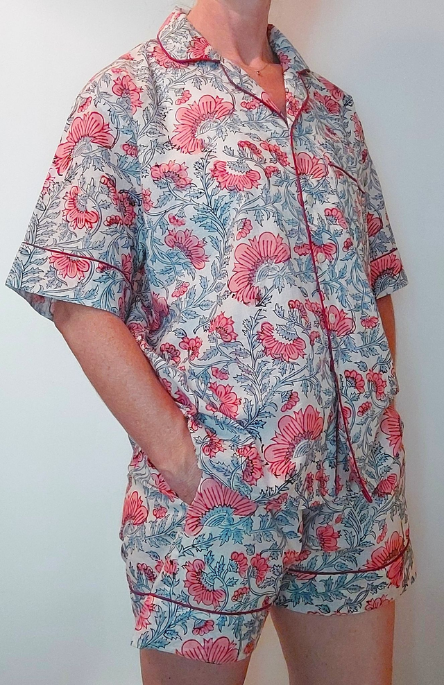 Pyjama court en coton indien – Imprimé floral artisanal – Fait main - Slow fashion - Rose et gris sur blanc cassé