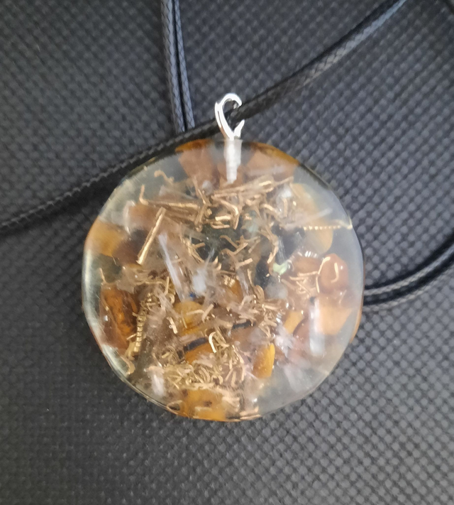 Pendentif Médaillon Orgonite Oeil de tigre / Sélénite