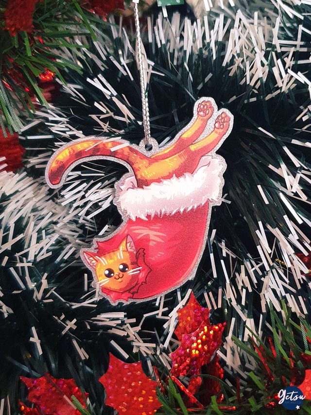 Suspension chat dans la chaussette argent clair