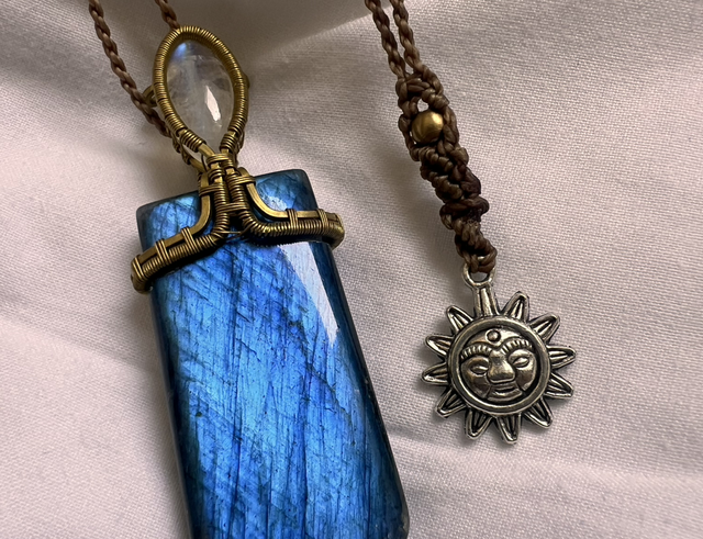 🌌 “Celestial Path” – Labradorite & Moonstone Amulet with Brass & Sun Talisman