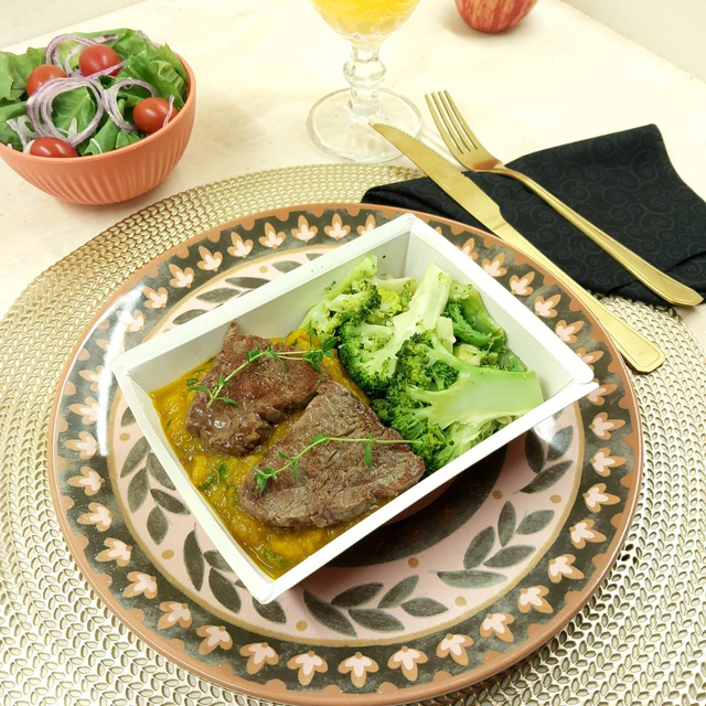 Filé mignon bovino + Purê de cabotiá + Brócolis