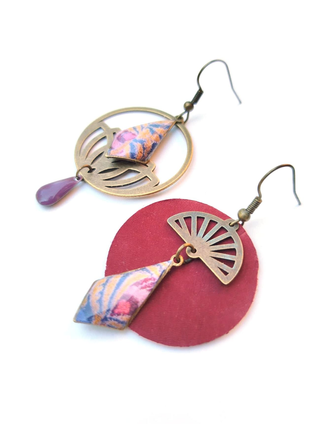 Boucles d&#039;oreilles Asymétriques Upcyclées en Chute de Cuir et Papier Recyclés - Tissu Floral - Collection Médiévale