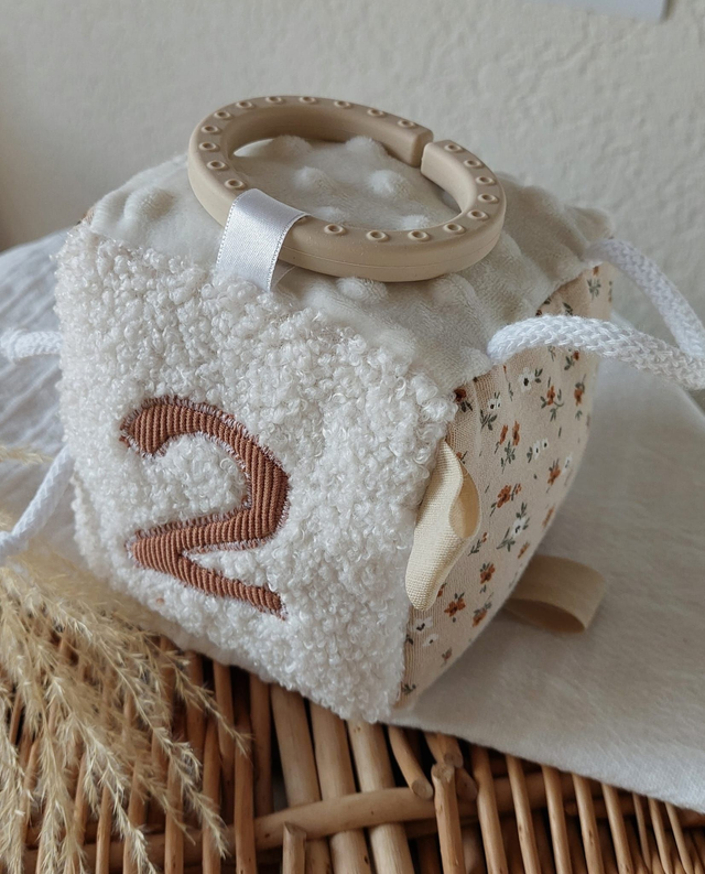 Cube d'éveil sensoriel 