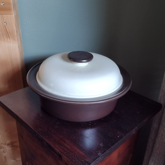 Doverstone | Dekschaal Diep en rond model  (diameter 24,0 cm | hoogte 13,0 cm) Bruine schaal met creme deksel en bruine knop | Vintage