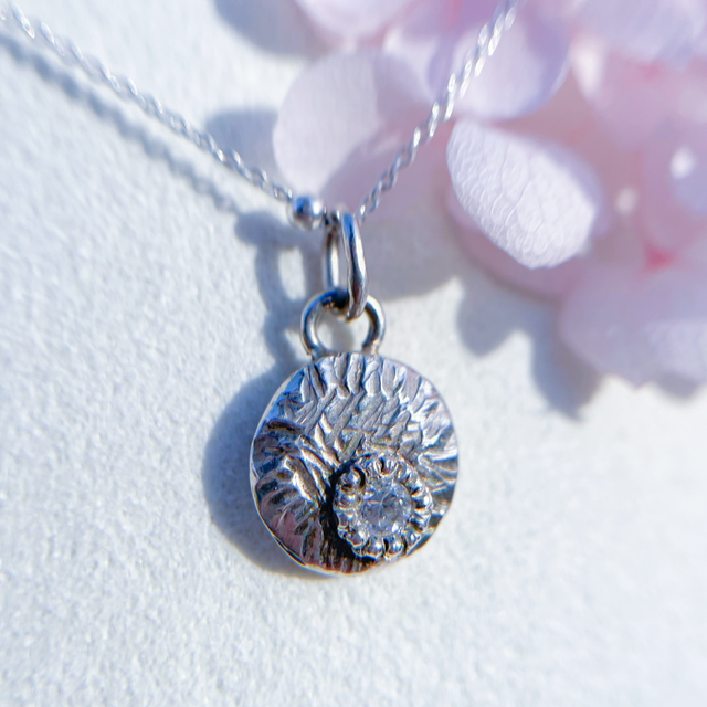 Pendentif martelé et oxydé et zirconium 