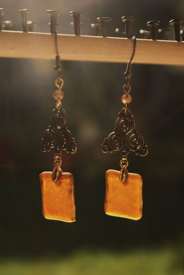 Boucles d&#039;oreilles en verre brun caramel dépoli. 