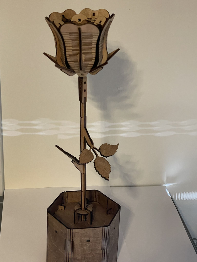 Grande rose en bois dans son pot