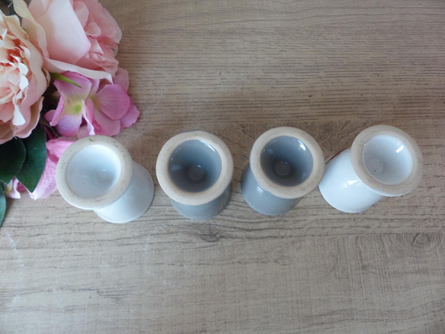 Ensemble de quatre coquetiers en céramique motif poules, cadeau petit déjeuner gourmand, décoration poules table cuisine de campagne ferme