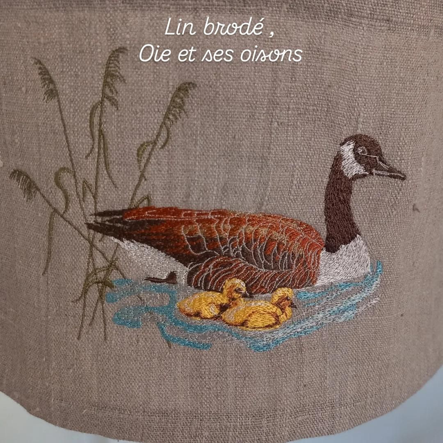 Abat-jour en lin naturel pour lampe de table brodé- broderie "Oie et ses oisons". Création artisanale unique.