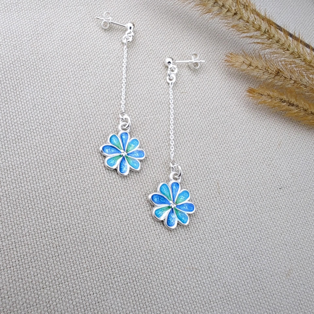 Boucles d'oreilles pendantes Marguerite sur chaîne.