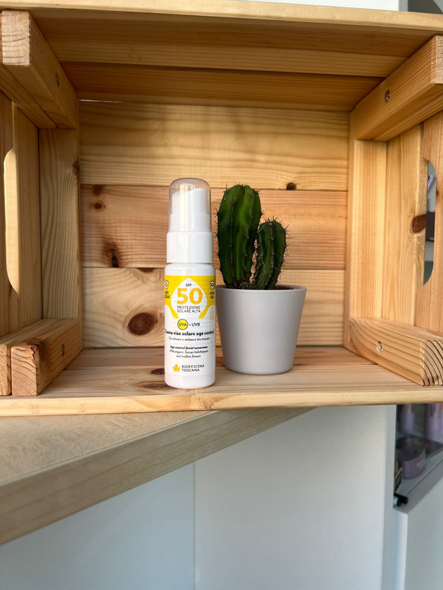 Crema viso solare age control SPF 50 di Biofficina Toscana (50 ml)