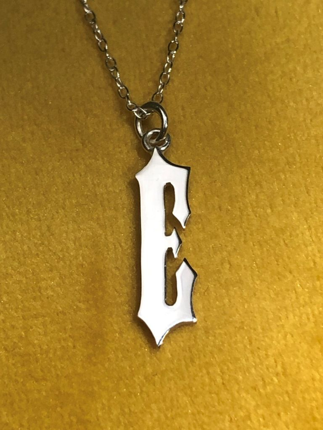 Custom 3cm R (trapstar font ) gold plated without chain, price include UK 1st class postage.