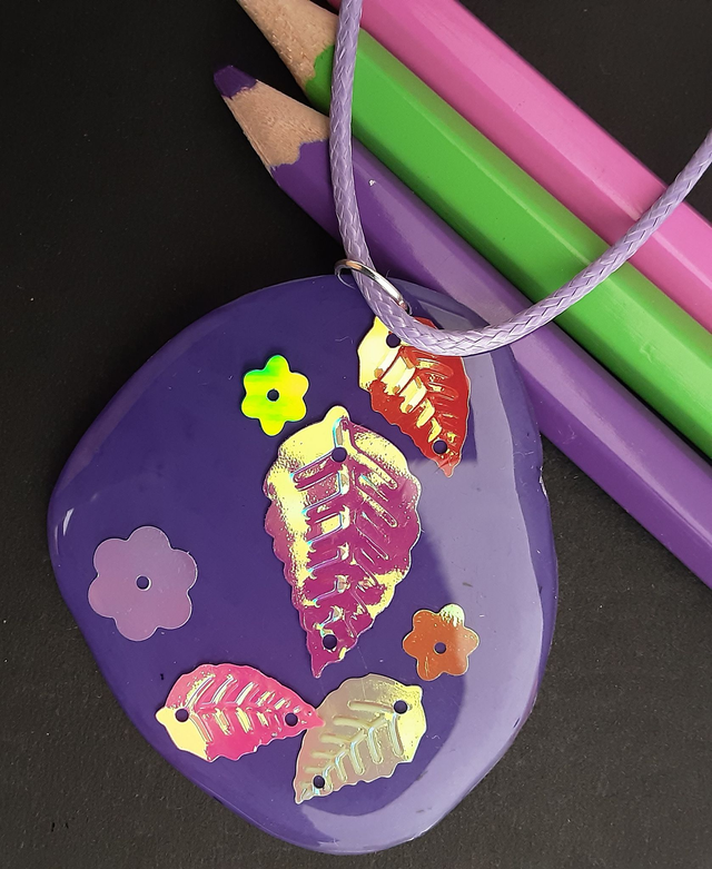 médaillon violet et fleurs et feuilles iriseés