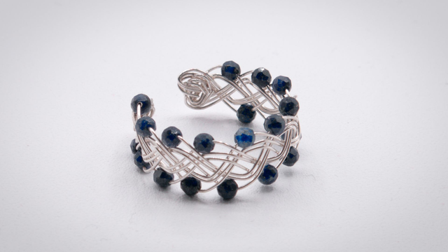 Bague ornée de lapis lazulis facettés