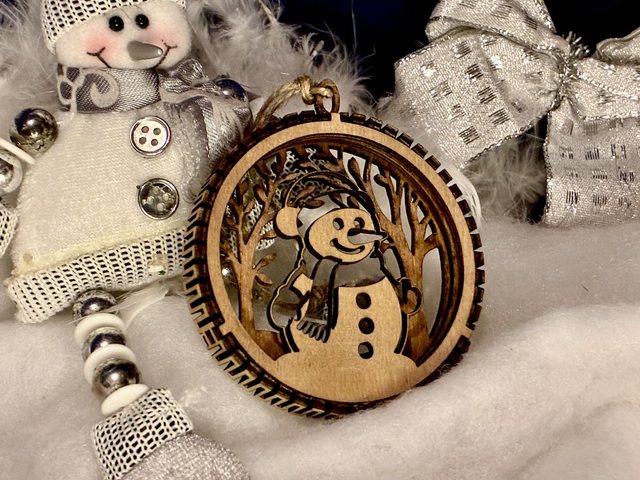 Boules de Noël en bois finition noyer multicouche – Scènes hivernales (10 modèles au choix)