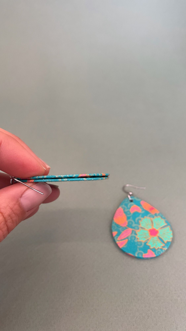 Boucles d'oreilles carton et tissu forme grandes gouttes, collection " indie turquoise " - fond turquoise et motifs fleuris bleu, orange et rose