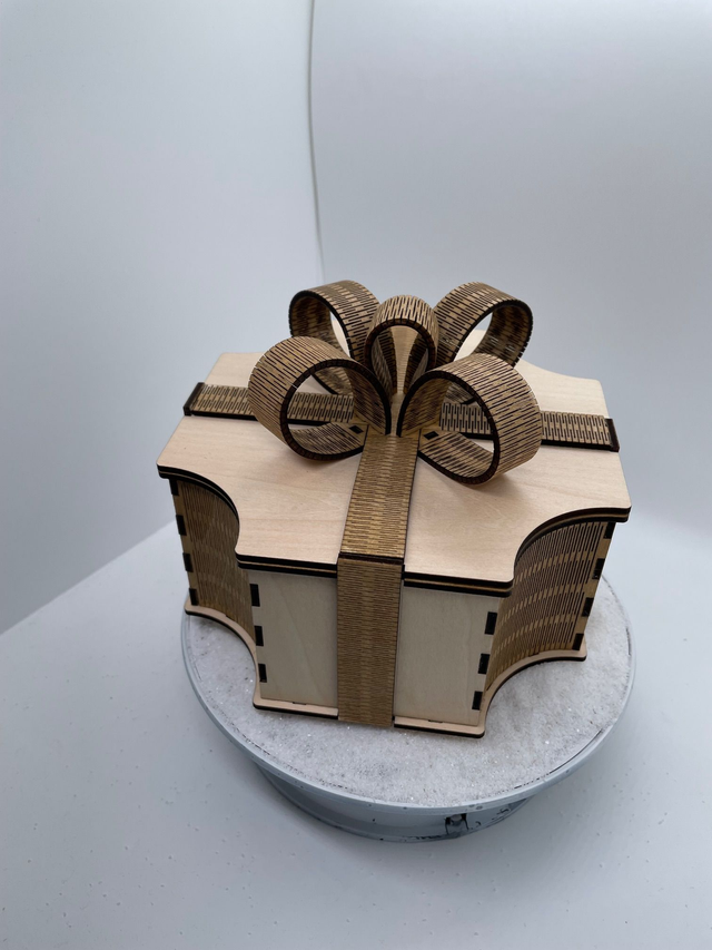 Boîte en bois façon paquet cadeaux