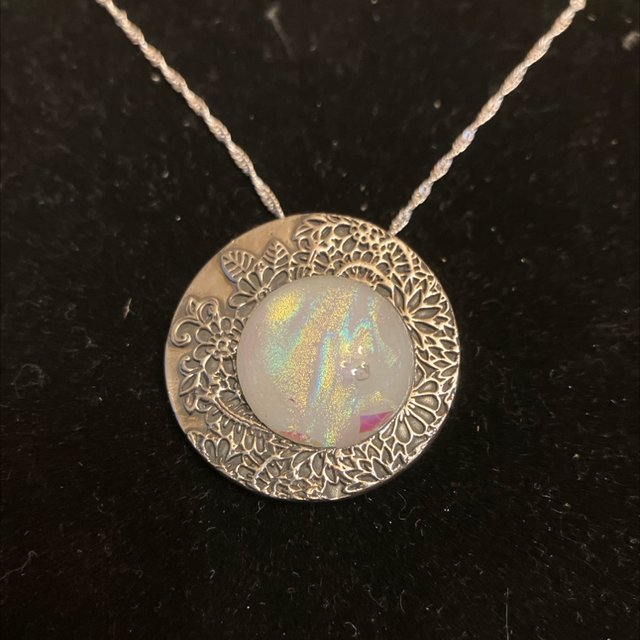 Shimmer cabochon necklace 