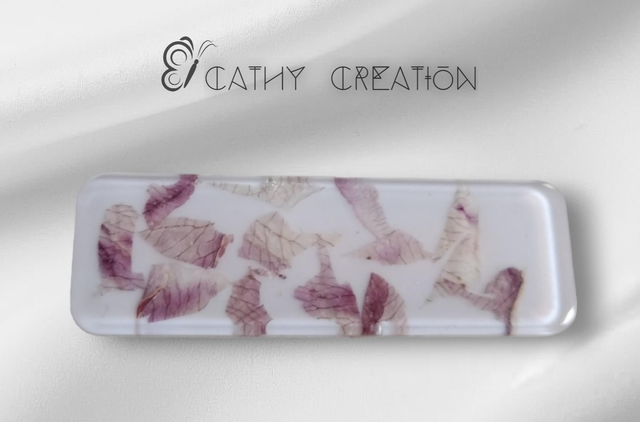 Pince à cheveux avec inclusion de fleurs 