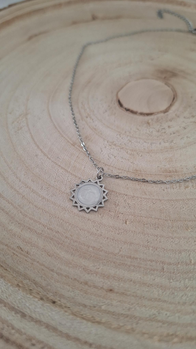 Collier argenté soleil blanc 