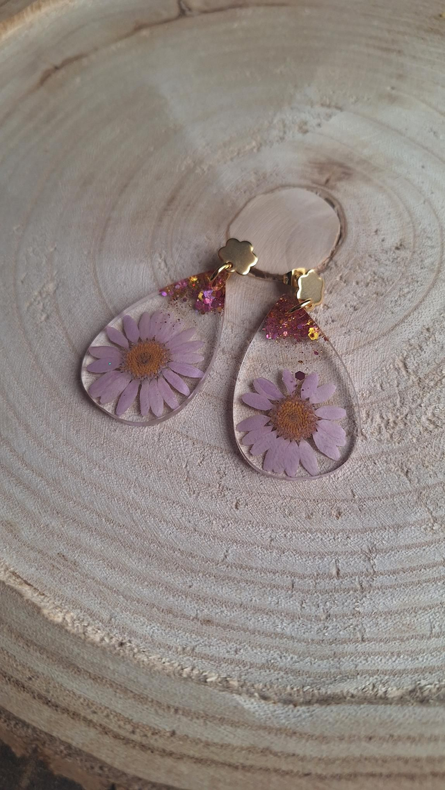 Boucles d'oreilles gouttes fleurs/paillettes roses et dorées 