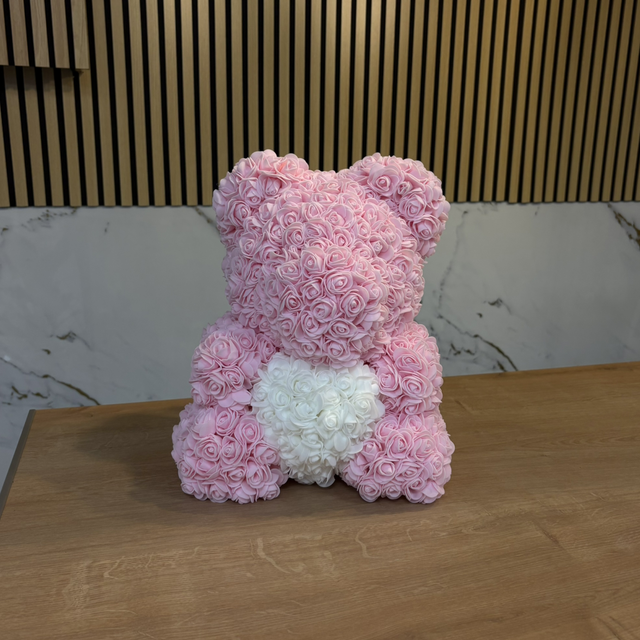 Ours en rose avec un cœur 