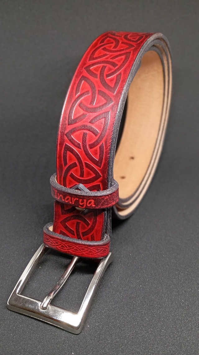 Ceinture 35 mm rouge et noire motif celtique triquetra