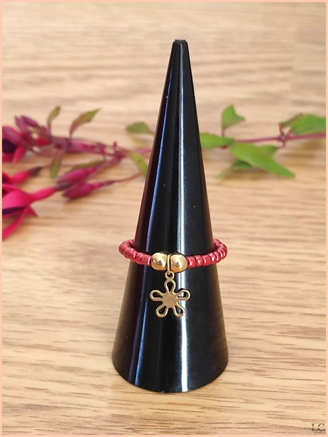 Bague élastique, perle de rocaille, avec breloque