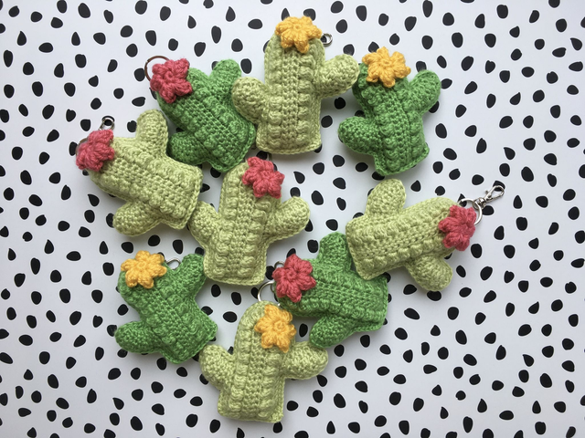 Cactus key ring (acrylic yarn)